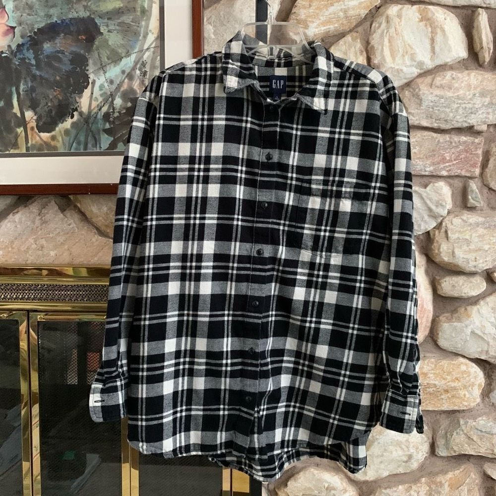 Black and white GAP button down flannel shirt Large